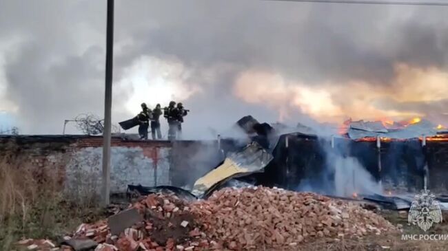 Сотрудники МЧС во время ликвидации пожара в Чувашии. Кадр видео