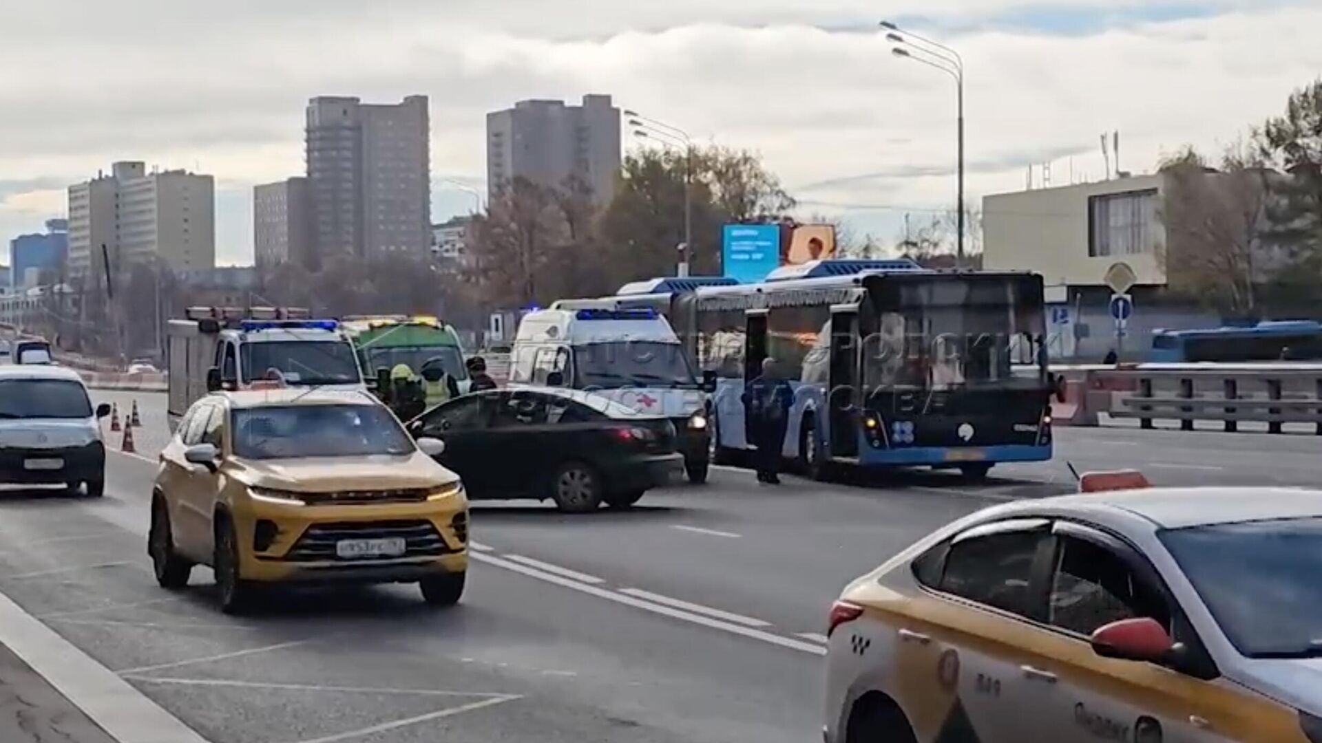 На месте ДТП с автобусом  в Москве. Кадр видео - РИА Новости, 1920, 26.10.2024