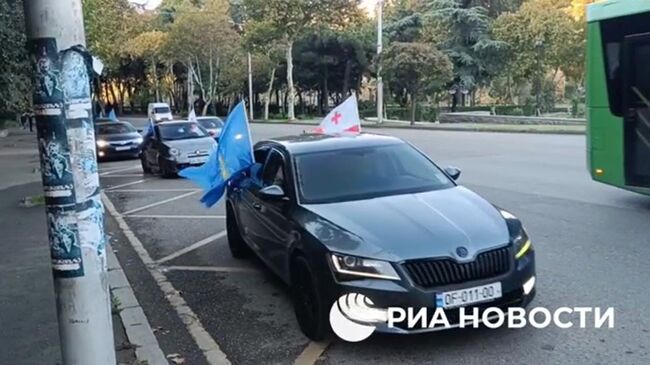 Автоколонна с флагами Грузии и правящей партии Грузинская мечта на улицах Тбилиси