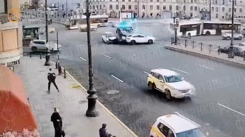 Столкновение автобусов и легковых автомобилей на площади Восстания в Петербурге - РИА Новости, 1920, 27.10.2024