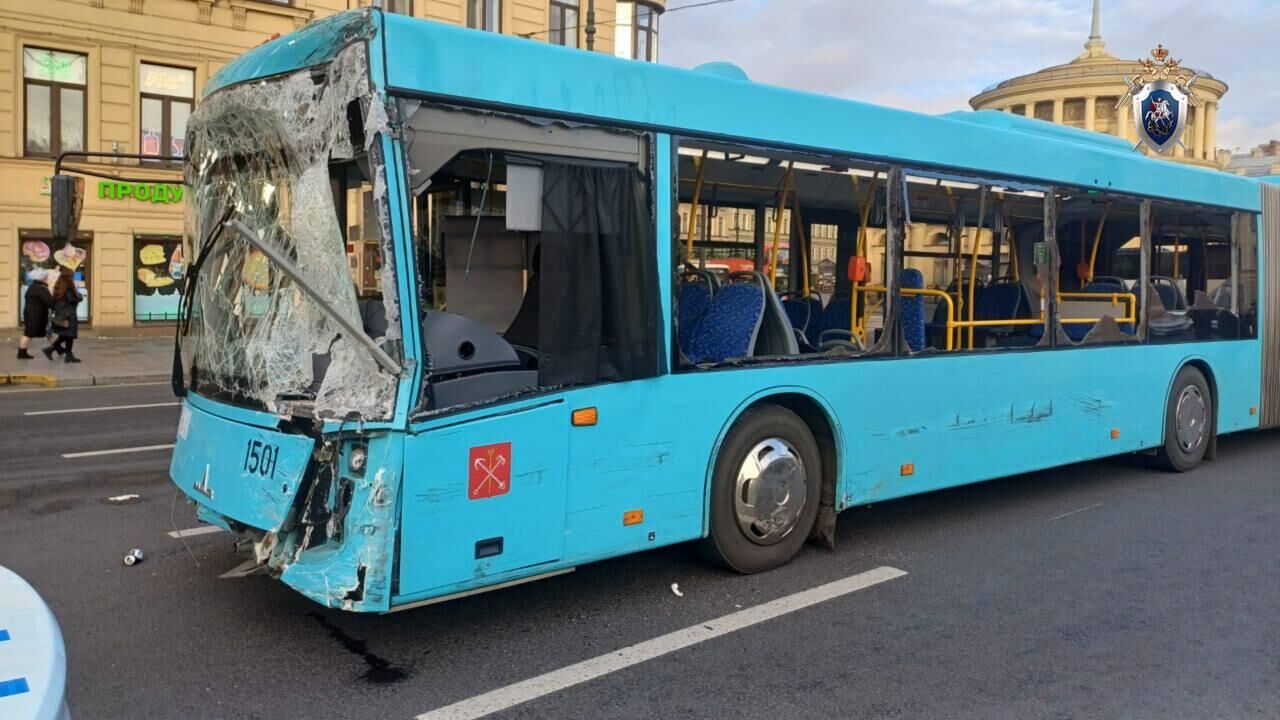 Место ДТП с участием автобусов и легковых автомобилей на площади Восстания в Петербурге. 27 октября 2024 - РИА Новости, 1920, 27.10.2024