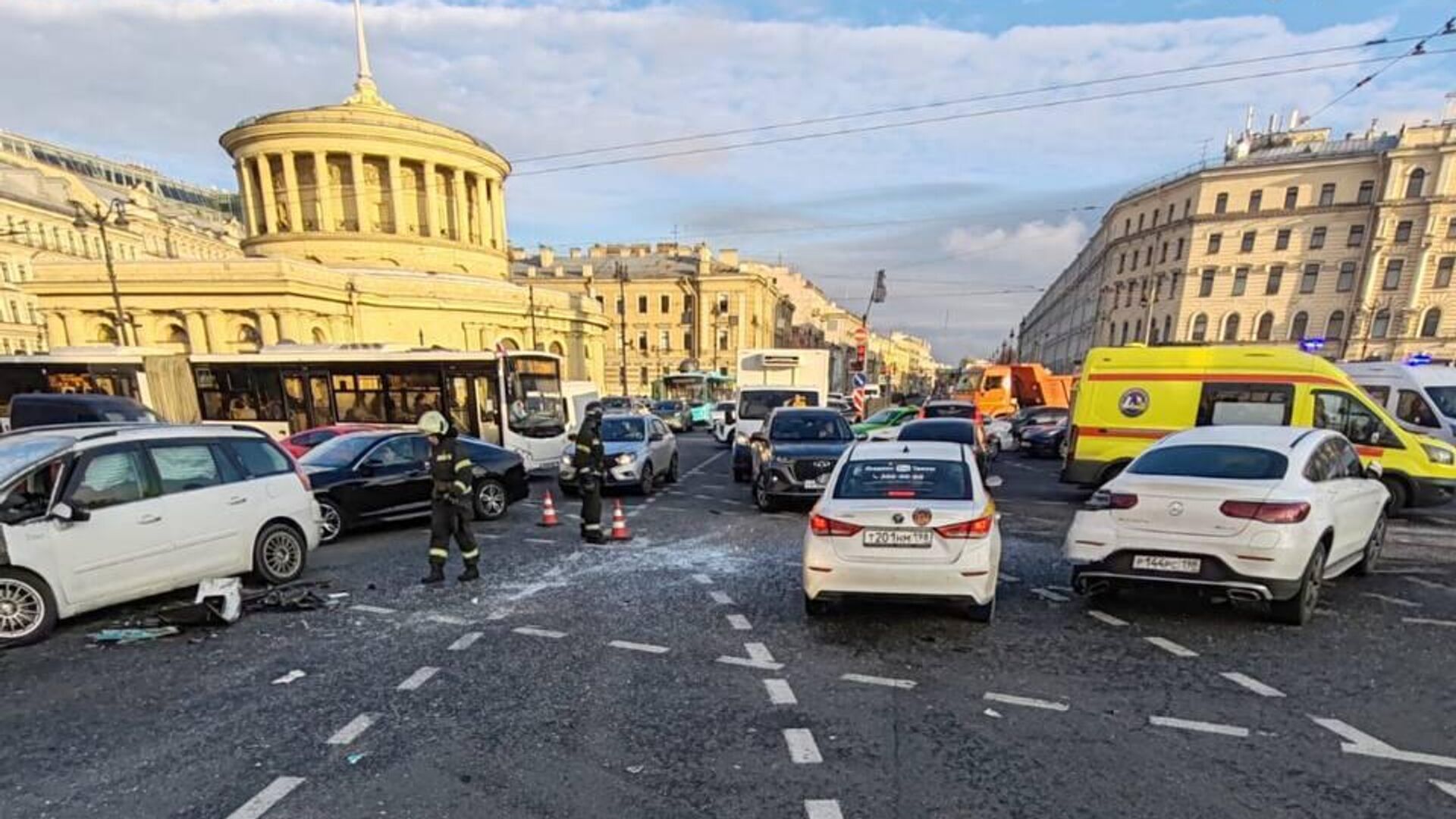 Место ДТП с участием автобусов и легковых автомобилей на площади Восстания в Петербурге. 27 октября 2024 - РИА Новости, 1920, 27.10.2024