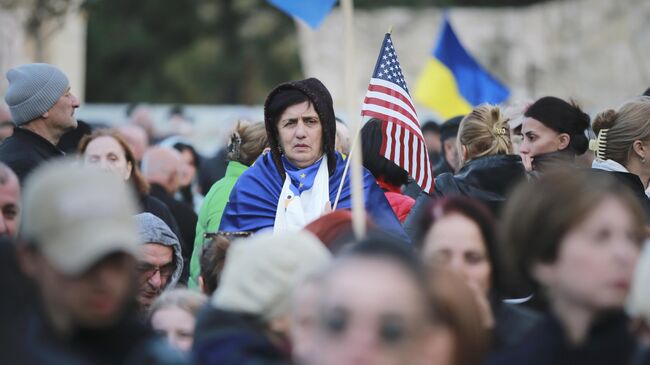 Участники митинга оппозиции в Тбилиси