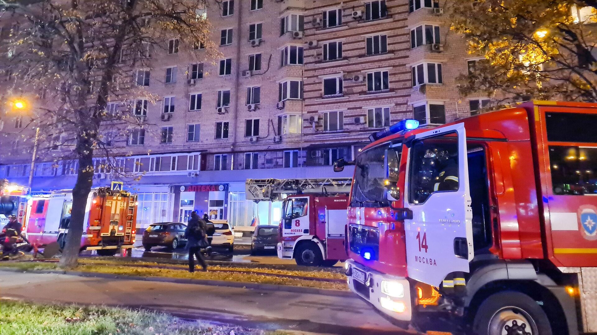 Пожарные ликвидируют возгорание на кровле восьмиэтажного дома на Ленинском проспекте. 28 октября 2024 - РИА Новости, 1920, 28.10.2024