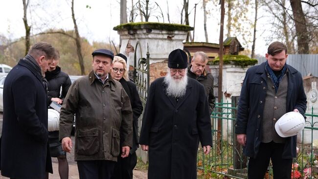 Губернатор региона Андрей Никитин и митрополит Новгородский и Старорусский Лев на церемонии освящения креста церкви Петра и Павла на Синичьей горе