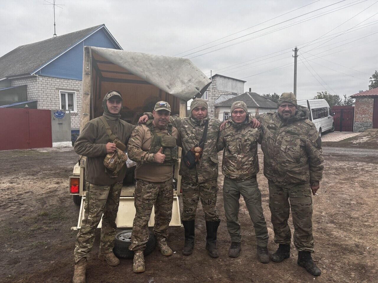 Волонтер вместе с гуманитарной помощью и бойцами, получившими груз - РИА Новости, 1920, 28.10.2024