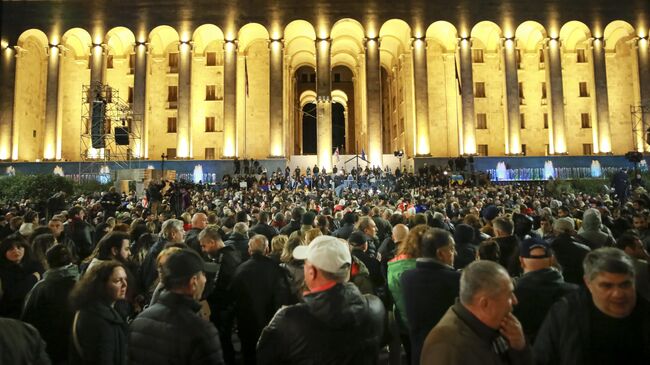 Акция протеста грузинской оппозиции перед зданием парламента в Тбилиси