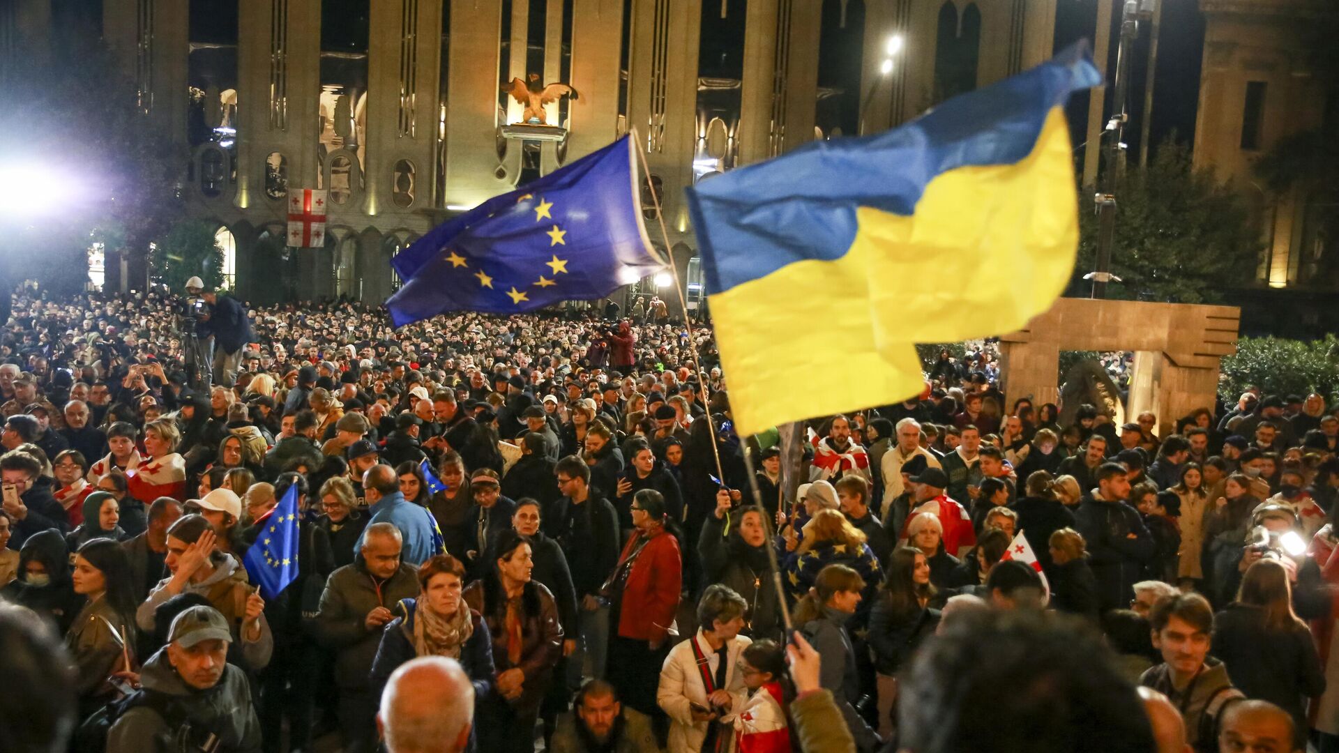 Демонстранты с флагами ЕС и Украины во время акции протеста грузинской оппозиции перед зданием парламента в Тбилиси - РИА Новости, 1920, 30.10.2024