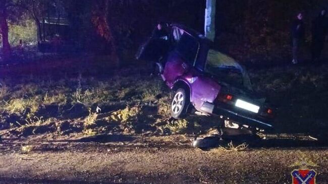 Автомобиль, врезавшийся в опору ЛЭП в Волгоградской области