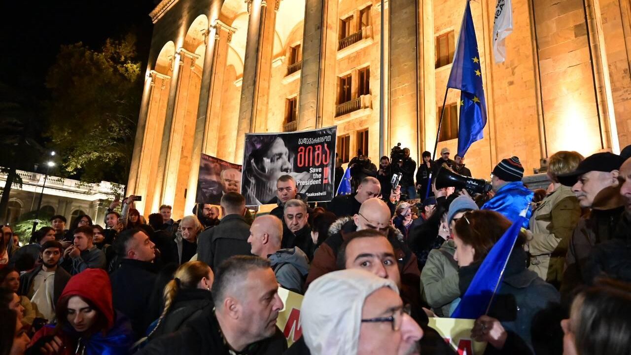 Участники акции протеста грузинской оппозиции перед зданием парламента в Тбилиси - РИА Новости, 1920, 31.10.2024