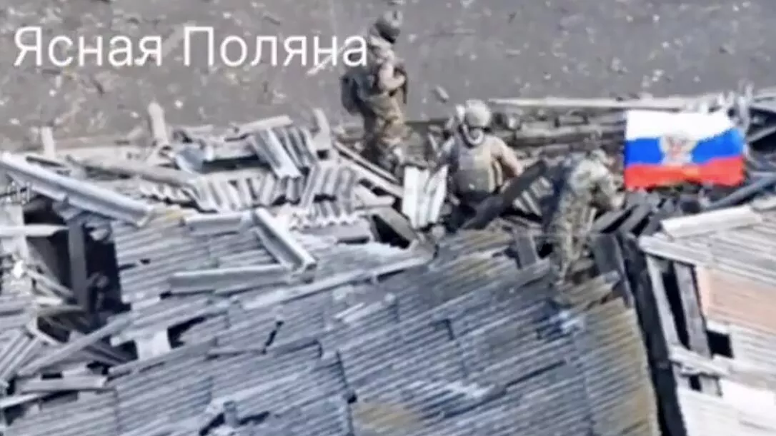 Кадр видео установки российскими военными флага в населенном пункте Ясная Поляна Кадр видео установки российскими военными флага в населенном пункте Ясная Поляна - РИА Новости, 1920, 31.10.2024