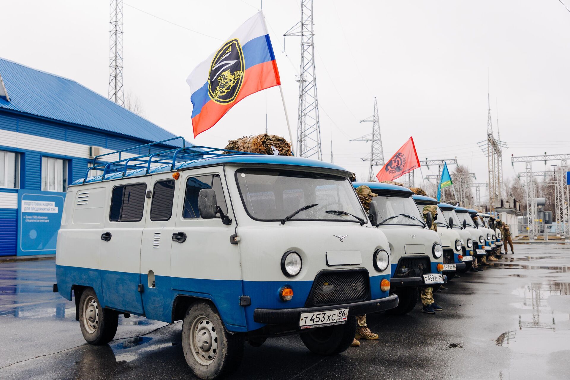 Компания Россети Тюмень передала десять автомобилей УАЗ в зону СВО - РИА Новости, 1920, 29.10.2024