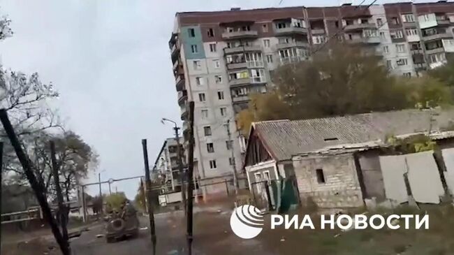 Военные водружают российский триколор на административных зданиях в Селидово