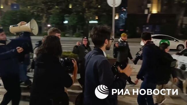 Преследование корреспондента РИА Новости участниками митинга оппозиции в Тбилиси