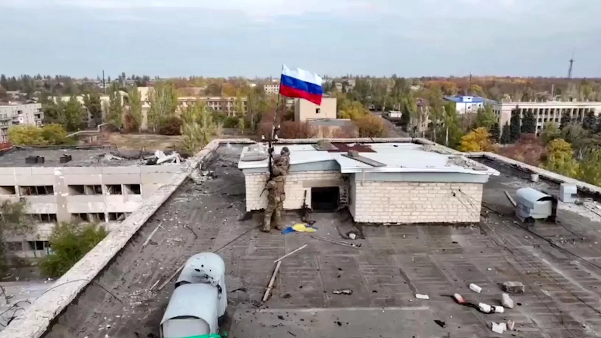 Военный водружает российский флаг на здании в освобожденном в ДНР Селидово - РИА Новости, 1920, 20.11.2024