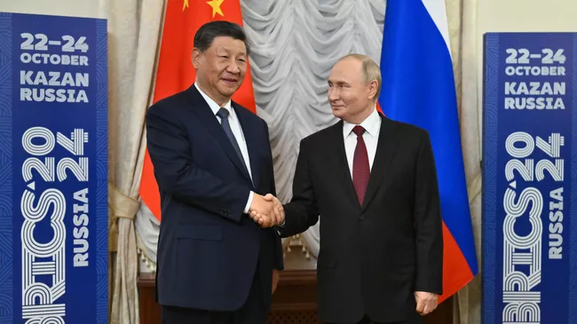 Президент РФ Владимир Путин и председатель КНР Си Цзиньпин во время встречи в рамках XVI саммита БРИКС в Казани