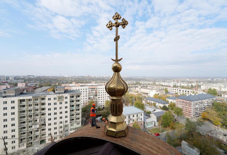 Рабочие во время ремонтно-восстановительных работ в Покровском храме в Мариуполе