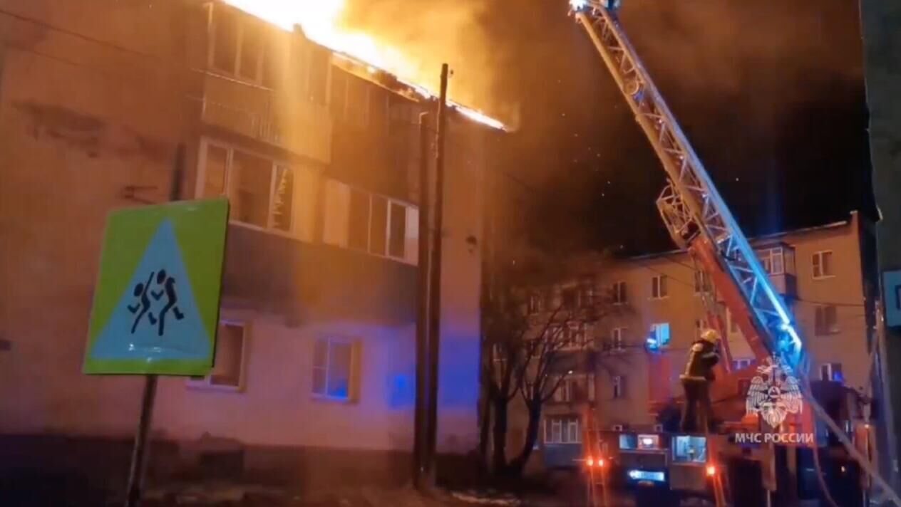 Пожар в трехэтажном жилом доме в селе Сосновка на Камчатке. Кадр видео - РИА Новости, 1920, 30.10.2024