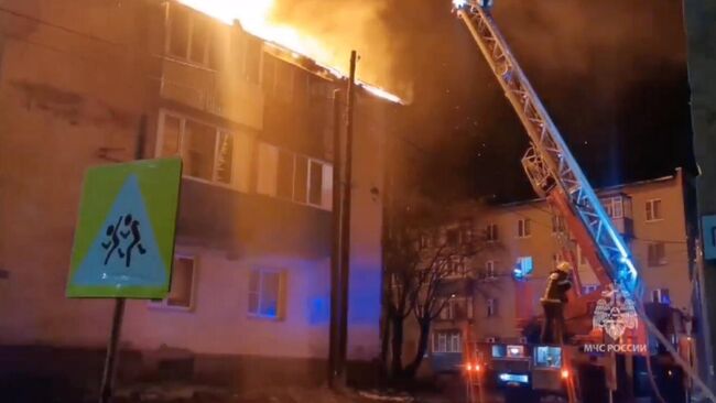 Пожар в трехэтажном жилом доме в селе Сосновка на Камчатке. Кадр видео