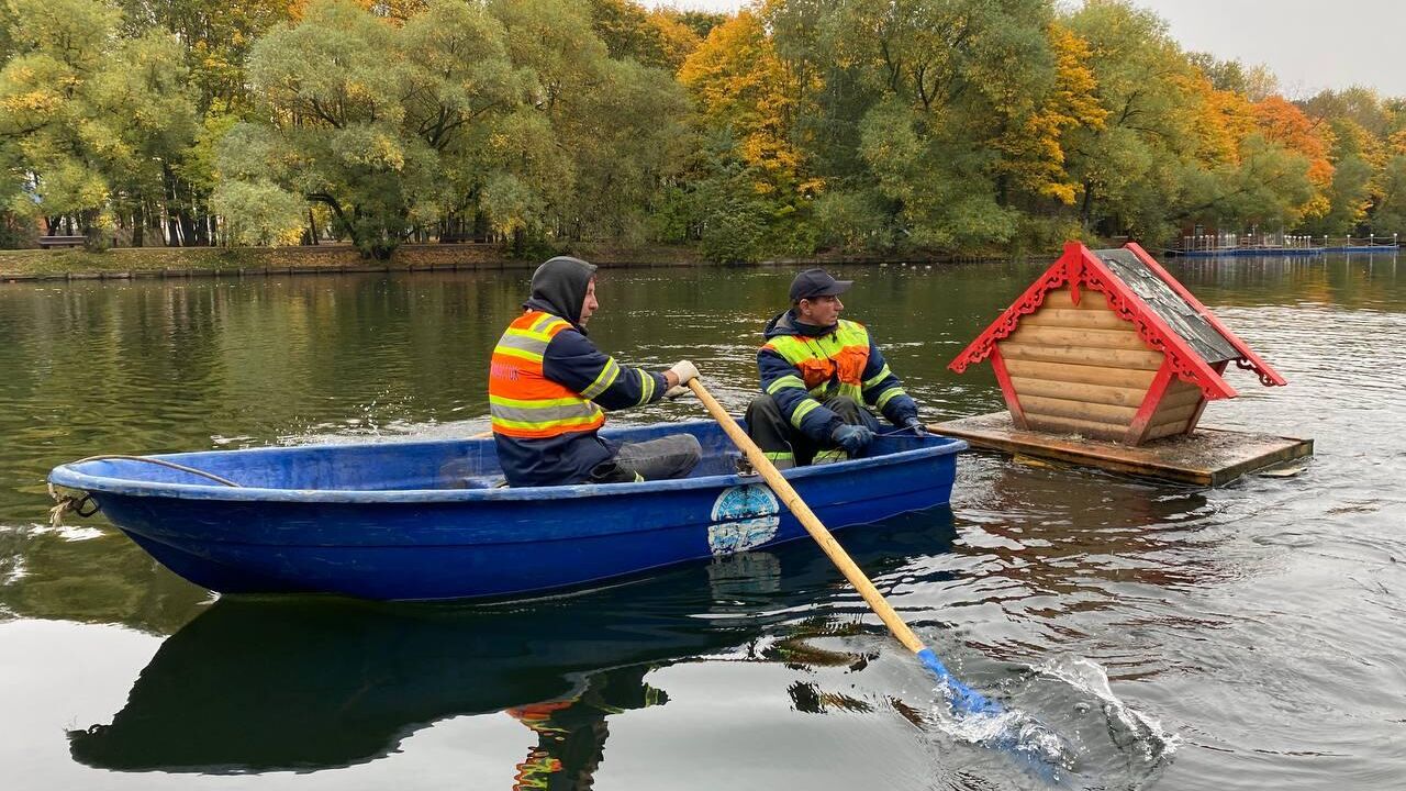 Специалисты Комплекса городского хозяйства Москвы убирают утиные домики из городских водоемов - РИА Новости, 1920, 26.10.2024