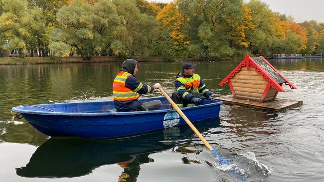 Специалисты Комплекса городского хозяйства Москвы убирают утиные домики из городских водоемов