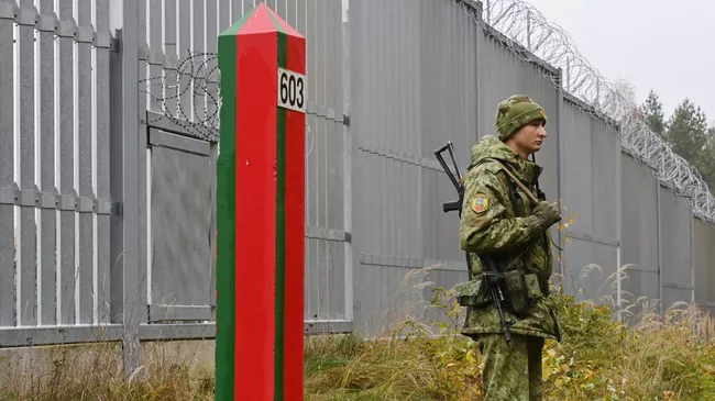Белорусский пограничник на границе Белоруссии и Польши