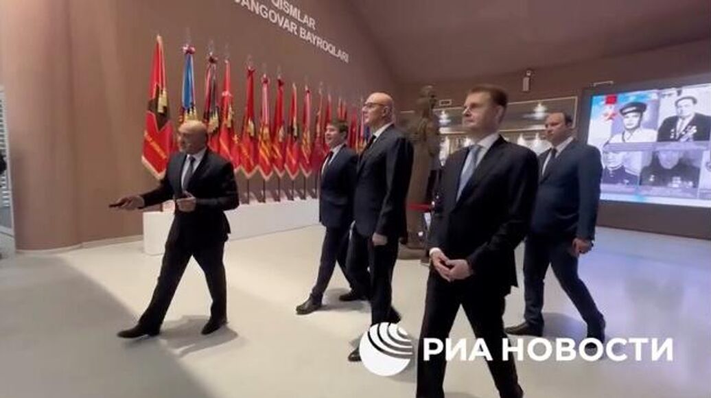 Чернышенко посетил мемориальный комплекс "Парк Победы" в Ташкенте