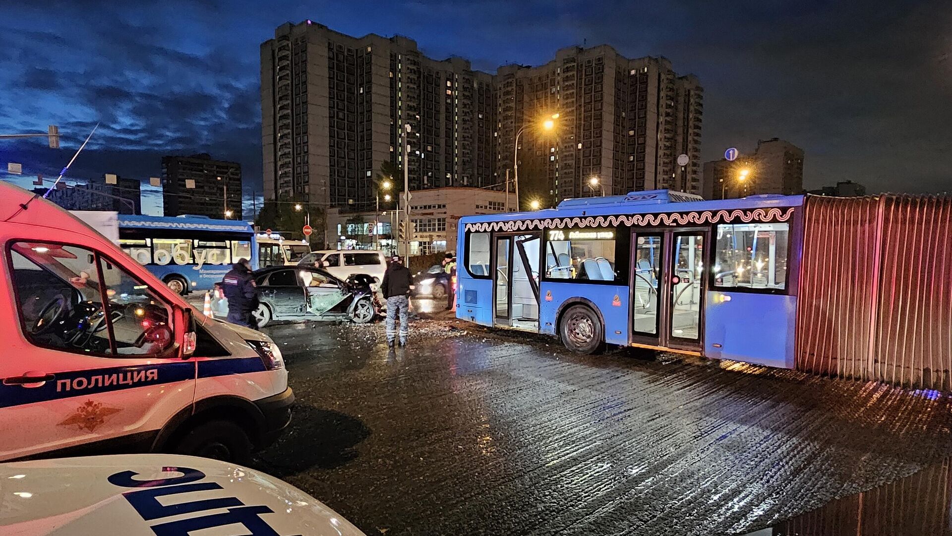 Последствия ДТП с участием легкового автомобиля и автобуса на Алтуфьевском шоссе. 31 октября 2024 - РИА Новости, 1920, 31.10.2024