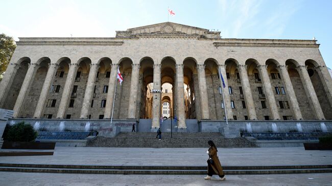 Вид на здание парламента в Тбилиси