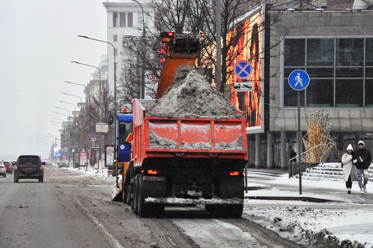 Снегоуборочная техника на дороге в Москве