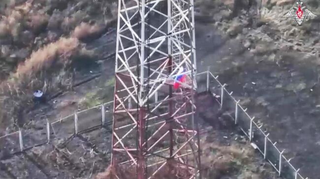 Военнослужащие штурмовых подразделений 2-й гвардейской мотострелковой Таманской дивизии группировки войск Запад водрузили флаг над освобождённым от ВСУ населенным пунктом Кругляковка в Харьковской области