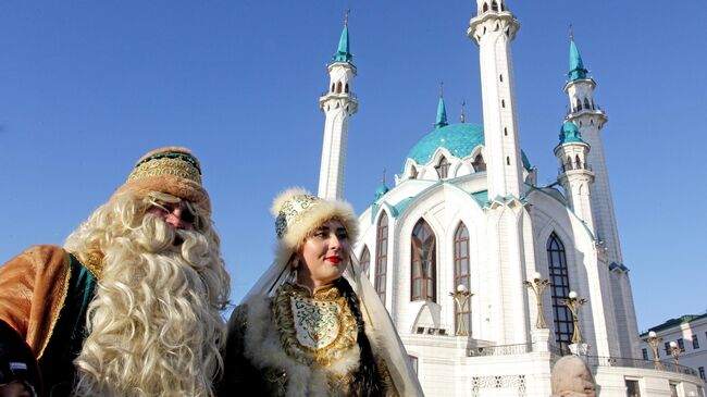 Кыш Бабай и Кар Кызы возле мечети Кул-Шариф 