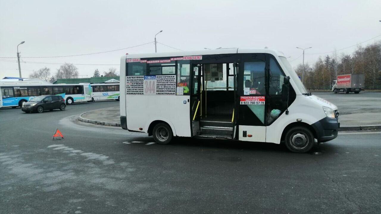 Место происшествия, где женщина выпала на проезжую часть из маршрутного такси во время движения в Омске - РИА Новости, 1920, 31.10.2024