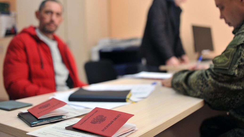 Сотни россиян каждый день подписывают контракты с Минобороны, заявил Песков