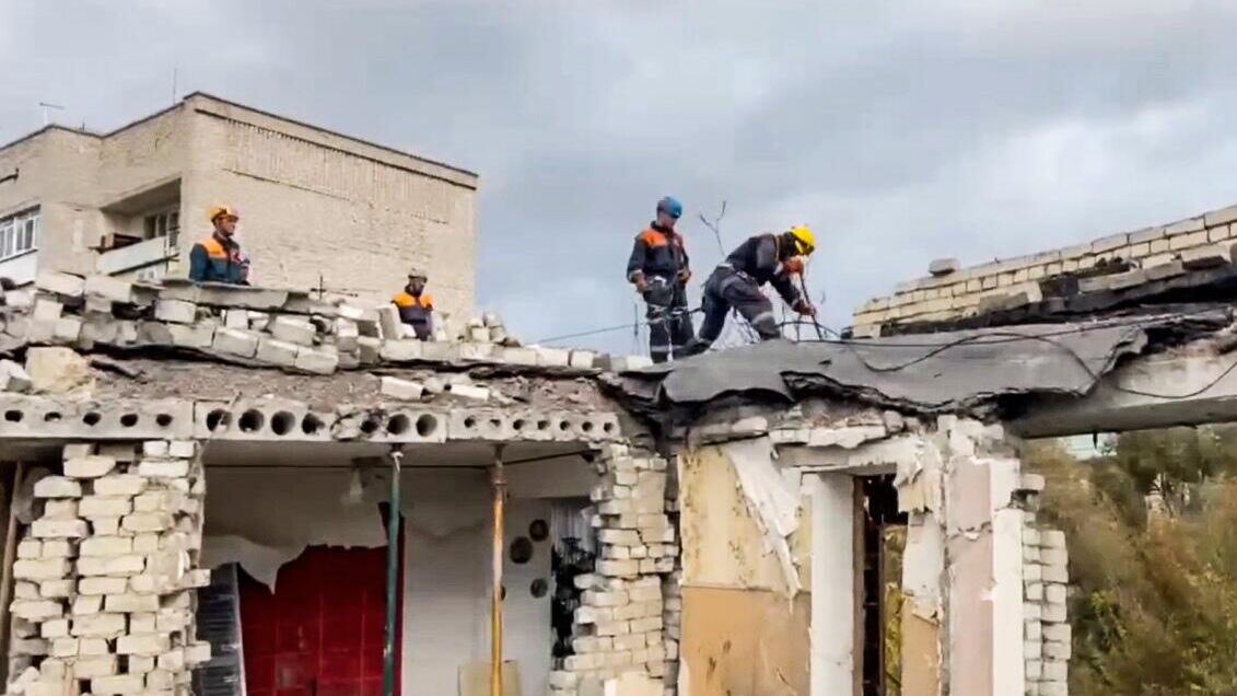 Разбор завалов на месте чрезвычайной ситуации в Черкесске, где произошел взрыв газа в многоквартирном доме. 1 ноября 2024 - РИА Новости, 1920, 01.11.2024