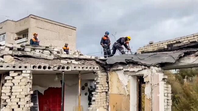 Разбор завалов на месте чрезвычайной ситуации в Черкесске, где произошел взрыв газа в многоквартирном доме. 1 ноября 2024