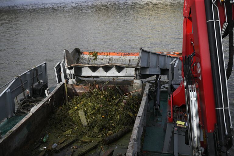 Судно - мусоросборщик МС-3 во время завершения сезона работы коммунального флота на Москве-реке