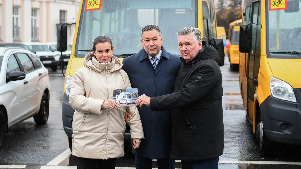 Руденя передал новые автомобили многодетным семьям, медучреждениям и школам - РИА Новости, 1920, 01.11.2024