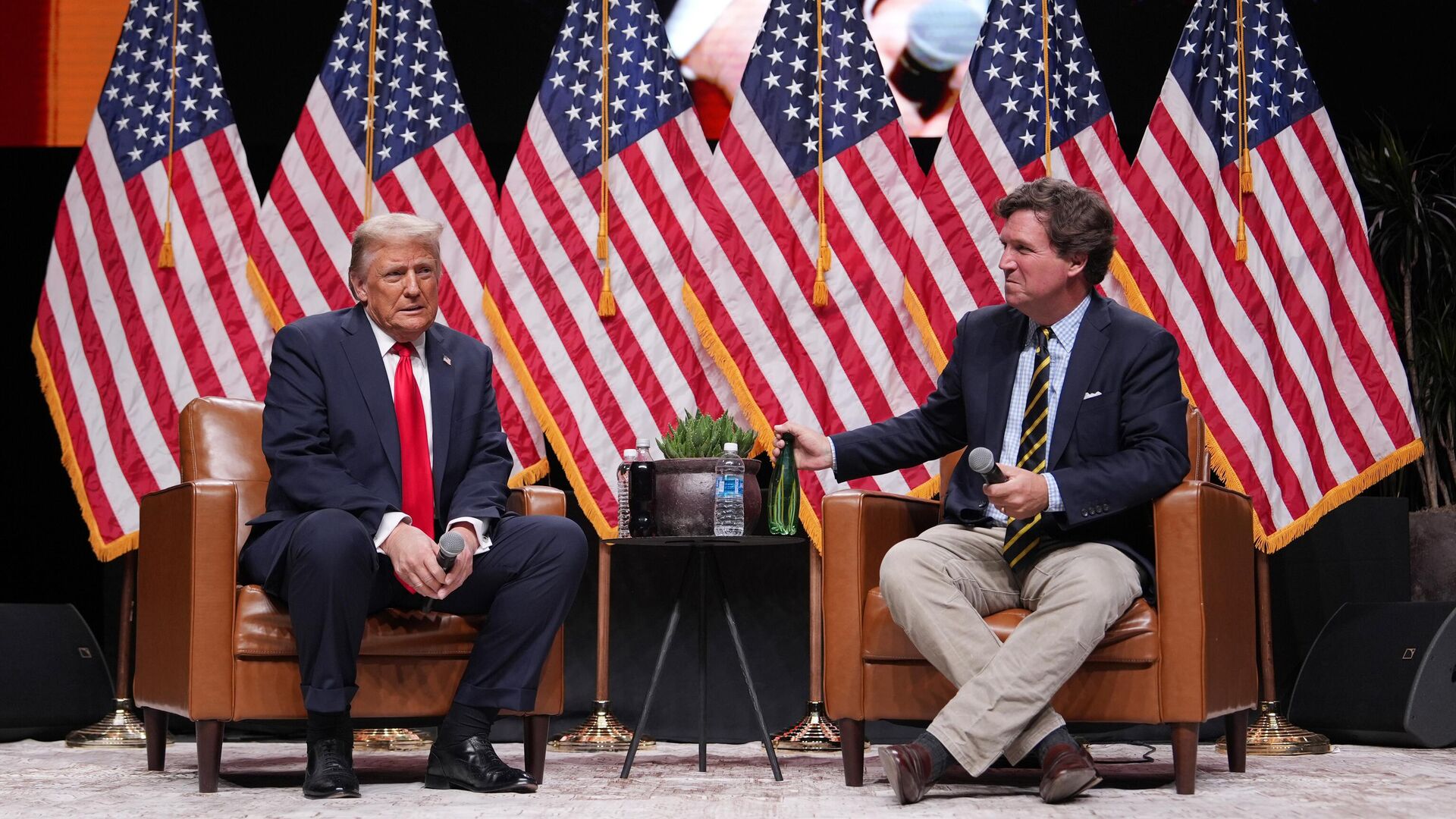 Президент Дональд Трамп беседует с Такером Карлсоном - РИА Новости, 1920, 24.10.2025