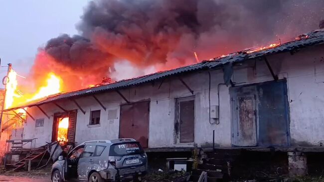 Пожар на автосервисе в Пскове. Кадр видео