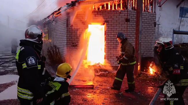 Пожар на автосервисе в Пскове. Кадр видео