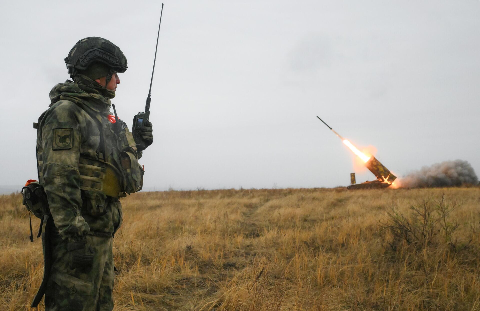 Российский военнослужащий во время залпа тяжелой огнеметной системы ТОС-1А Солнцепек  - РИА Новости, 1920, 05.11.2024