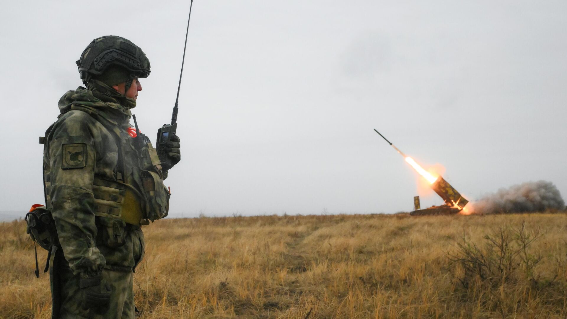 Российский военнослужащий во время залпа тяжелой огнеметной системы ТОС-1А Солнцепек - РИА Новости, 1920, 12.11.2024