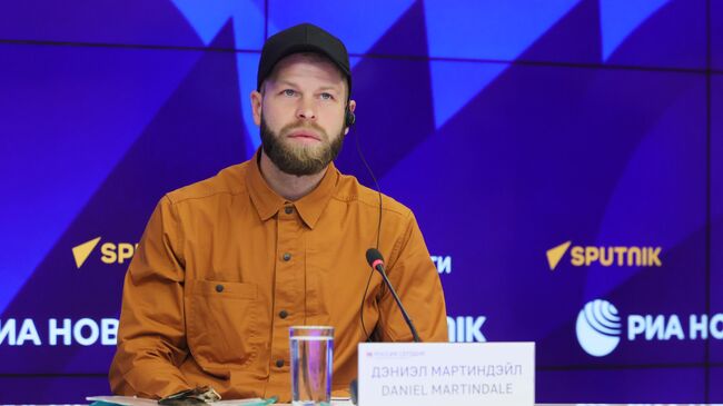 Дэниэл Мартиндейл во время пресс-конференции в Международном мультимедийном пресс-центре медиагруппы Россия сегодня в Москве