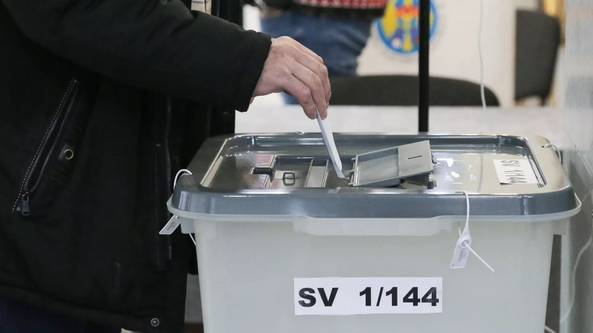 Un hombre vota en un colegio electoral en Moldavia - RIA Novosti, 1920, 28 de septiembre de 2025