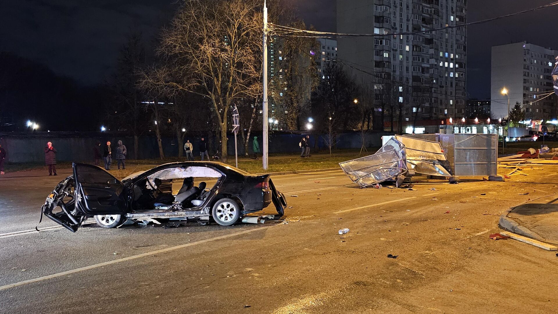 Место ДТП, где автомобиль врезался в препятствие на Дубнинской улице в Москве. 2 ноября 2024 - РИА Новости, 1920, 02.11.2024