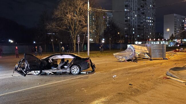 Место ДТП, где автомобиль врезался в препятствие на Дубнинской улице в Москве. 2 ноября 2024