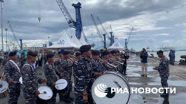 Отряд кораблей Тихоокеанского флота в порту индонезийского города Сурабая