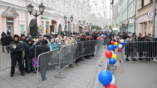 Люди стоят в очереди у посольства Молдавии в Москве для голосования на втором туре президентских выборов в Молдавии