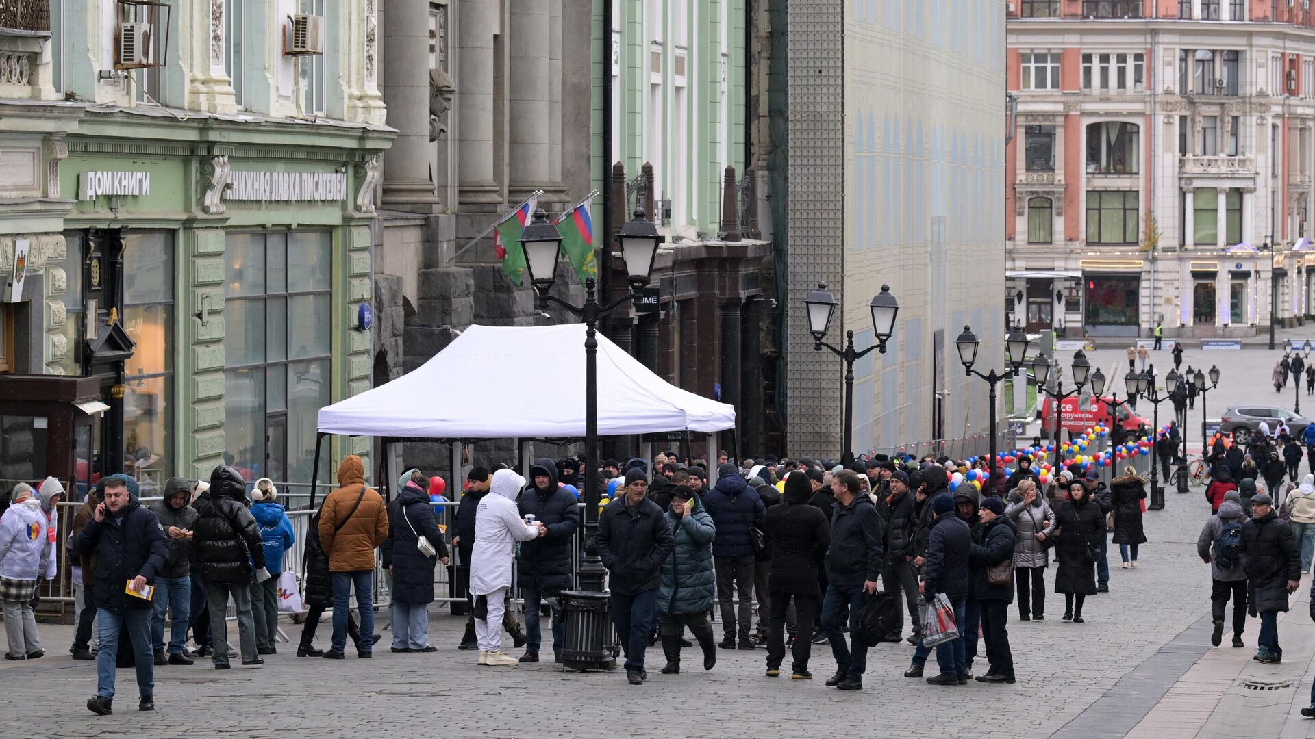 Люди стоят в очереди у посольства Молдавии в Москве для голосования на втором туре президентских выборов в Молдавии - РИА Новости, 1920, 03.11.2024